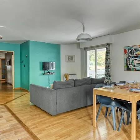3 Bedroom With Balconies דירה *